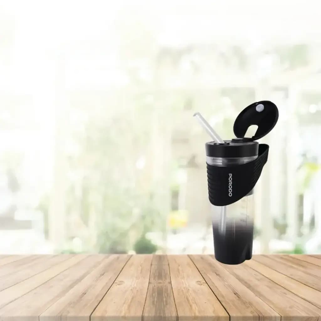 مخلوط‌کن Porodo Freshmix با درِ باز و نی قابل استفاده مجدد روی میز چوبی