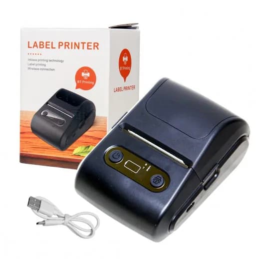 پرینتر لیبل‌زن حرارتی مشکی به همراه جعبه و کابل شارژ USB روی زمینه سفید