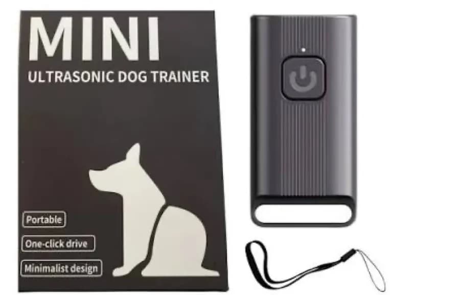 محتویات بسته روی زمینه سفید: جعبه مشکی «MINI ULTRASONIC DOG TRAINER» با طرح سگ و برچسب‌های Portable، One-click drive و Minimalist design در سمت چپ، دستگاه ایستاده با نشانگر کوچک بالای دکمه در سمت راست و بند مچی زیر آن.