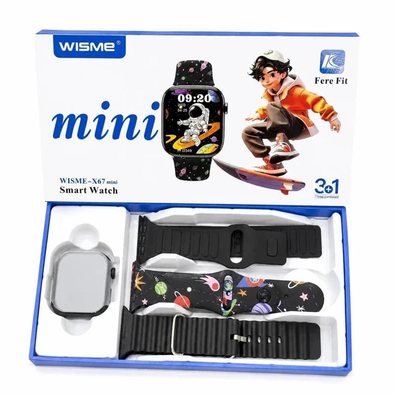 نمای از بالای بسته‌بندی WISME X67 Mini؛ درِ جعبه با نام mini و تری باز شده با ساعت و بندهای مشکی و طرح فضایی