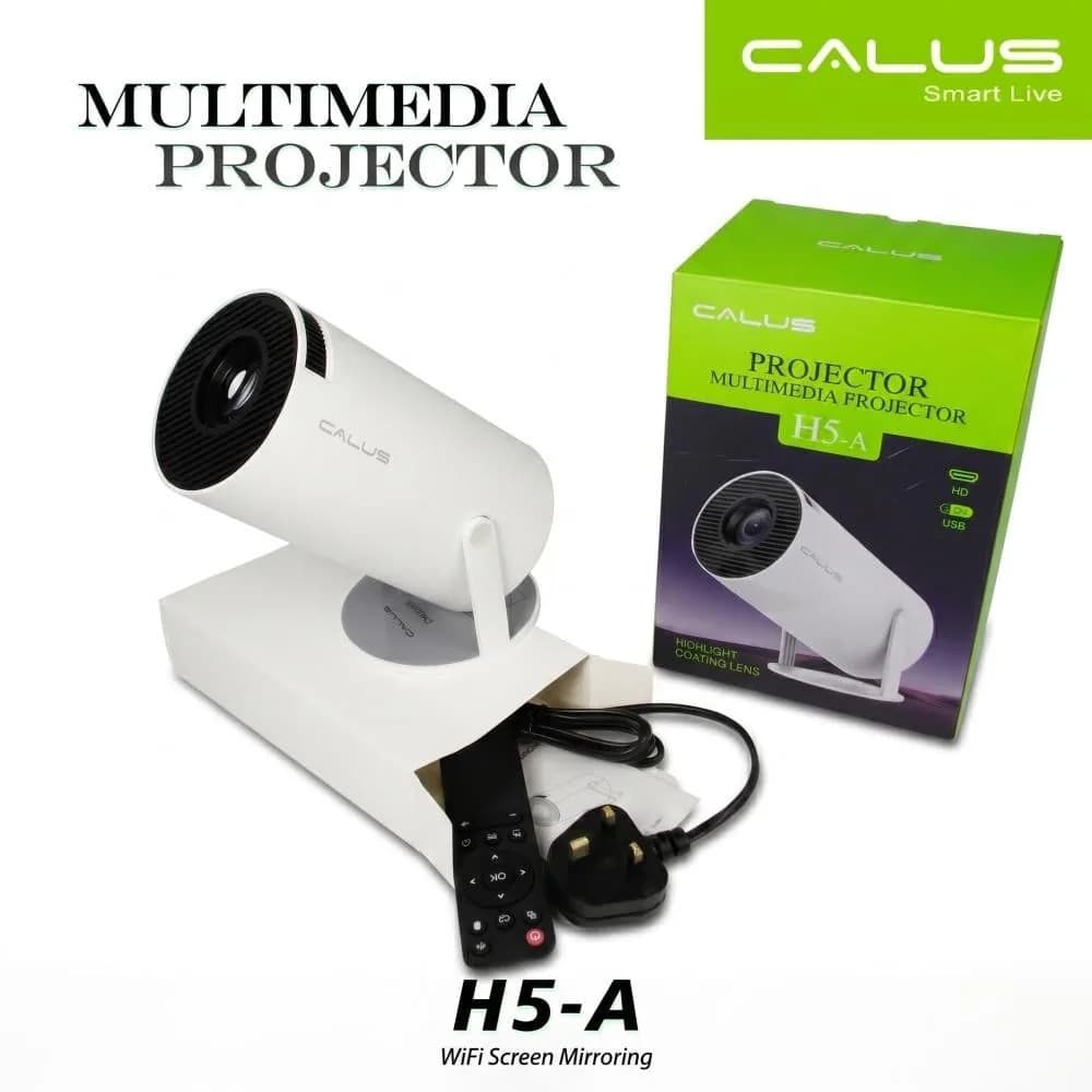 ویدئو پروژکتور CALUS H5-A در کنار جعبه، ریموت کنترل و آداپتور برق موجود در بسته‌بندی