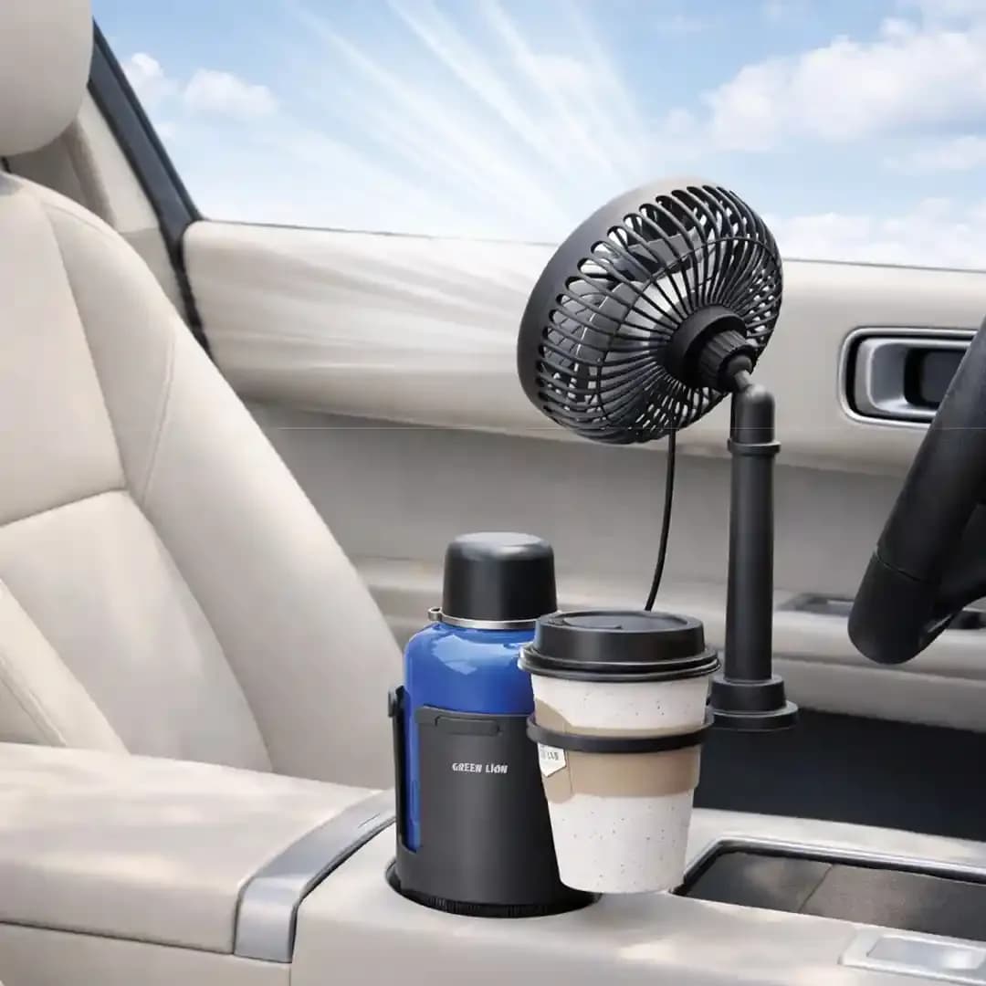 Drive Fan Duo داخل جالیوانی کنسول خودرو؛ یک بطری در محفظه اصلی و لیوان قهوه در حلقه جانبی و هد پنکه رو به سمت راننده تنظیم شده است