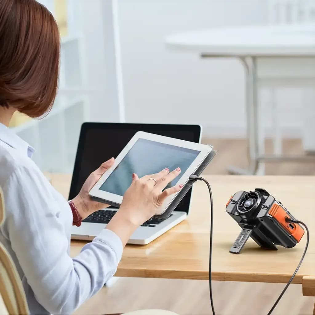 درگاه USB-C و دکمه‌های کنترل پنکه کمری پرودو