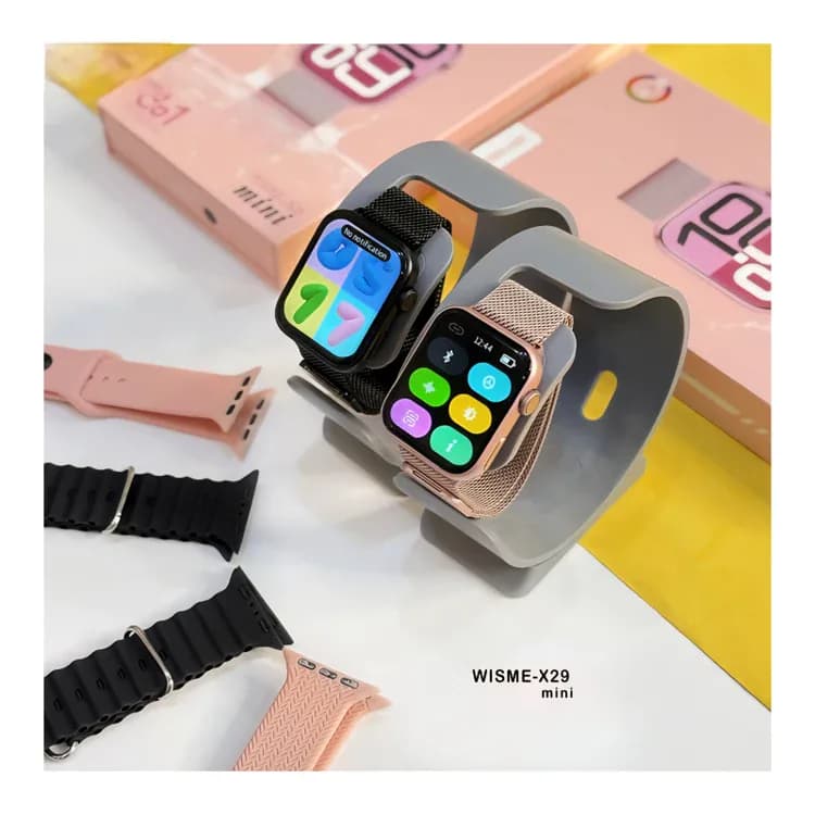 دو ساعت هوشمند ویسمی X29 Mini مشکی و رزگلد با بند حصیری فلزی روی پایه، کنار بندهای سیلیکونی و جعبه