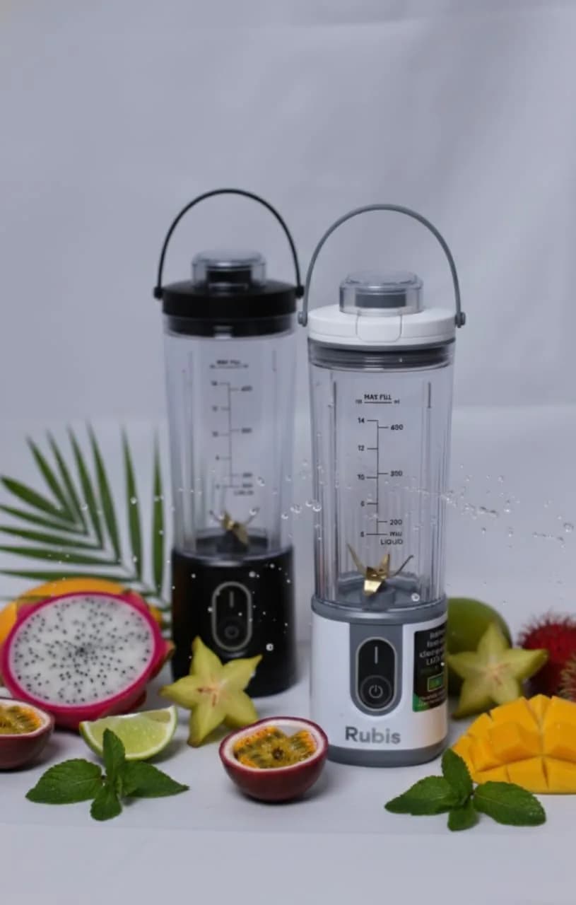 مخلوط‌کن شارژی روبیس RB451 در دو رنگ مشکی و سفید کنار میوه‌های استوایی تازه