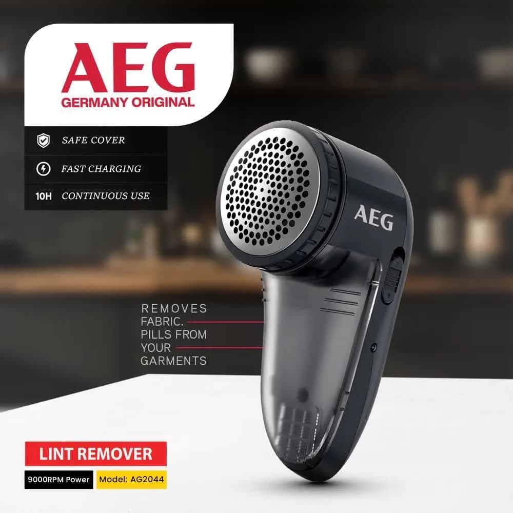 بنر تبلیغاتی پرزگیر شارژی آاگ AG2044 با متن انگلیسی ویژگی‌ها، نمای سه‌رخ دستگاه روی میز آشپزخانه با کلید کشویی روشن و خاموش