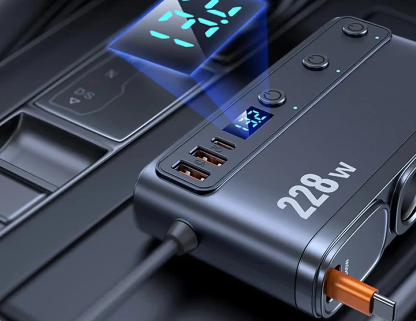نمایشگر LED ولتاژ باتری روی شارژر فندکی C35L در کنار درگاه‌های USB-A و USB-C داخل خودرو