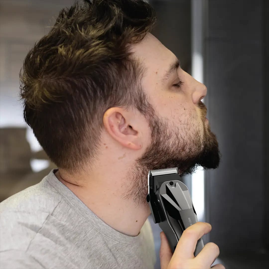مرتب‌کردن ریش با ماشین اصلاح گرین لاین Clip Pro در دست کاربر