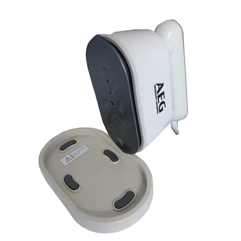 کفی خاکستری با سوراخ‌های بخار و پایه جداشده بخارگر AEG AG-2049 روی زمینه سفید