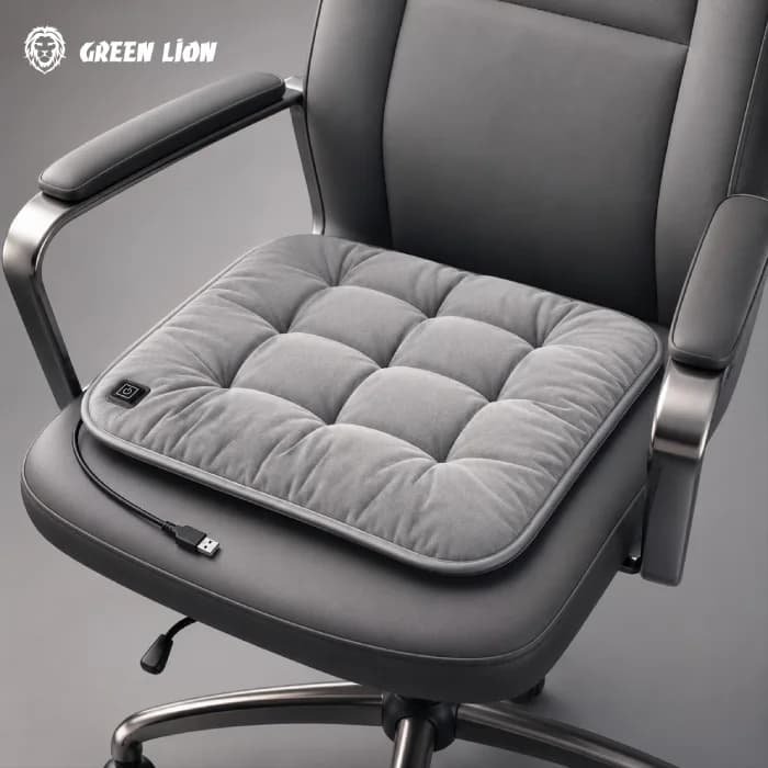 بالشتک گرمایشی خاکستری گرین لاین روی صندلی اداری با کابل USB متصل به لبه بالشتک