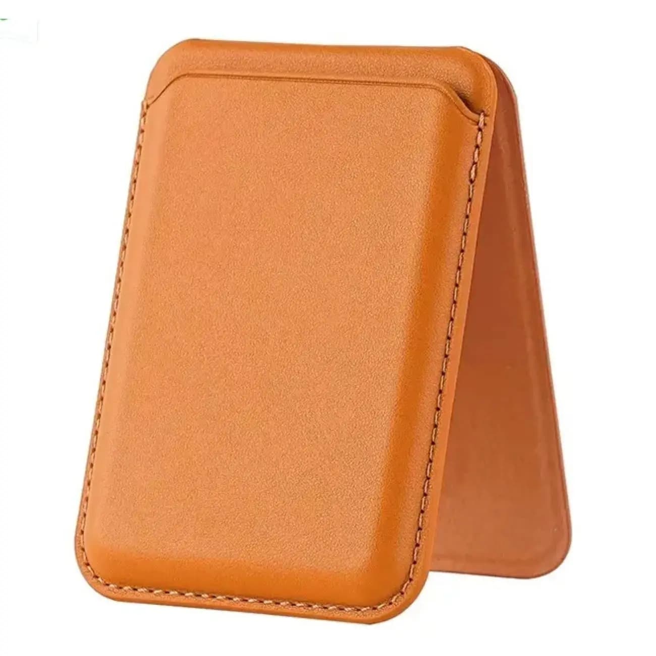 کیف کارت قهوه‌ای مکسول در حالت ایستاده با پایه تاشوی باز، نمای نزدیک از دوخت و روکش چرم‌مانند