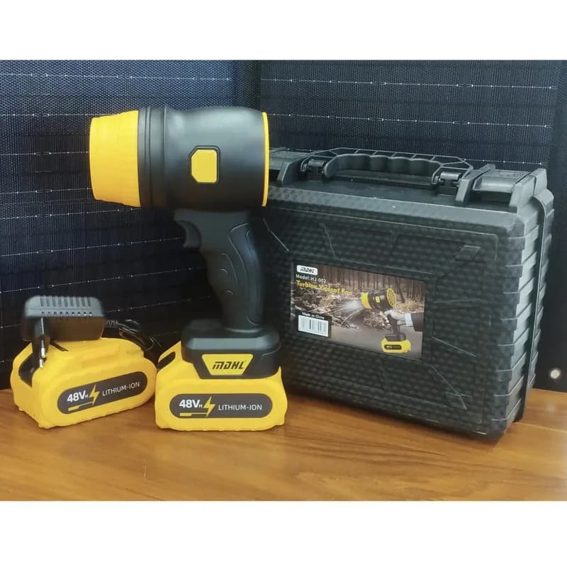 سوپر جت فن شارژی HJ-002 در کنار دو پک باتری لیتیومی، آداپتور شارژ و جعبه حمل سخت روی میز