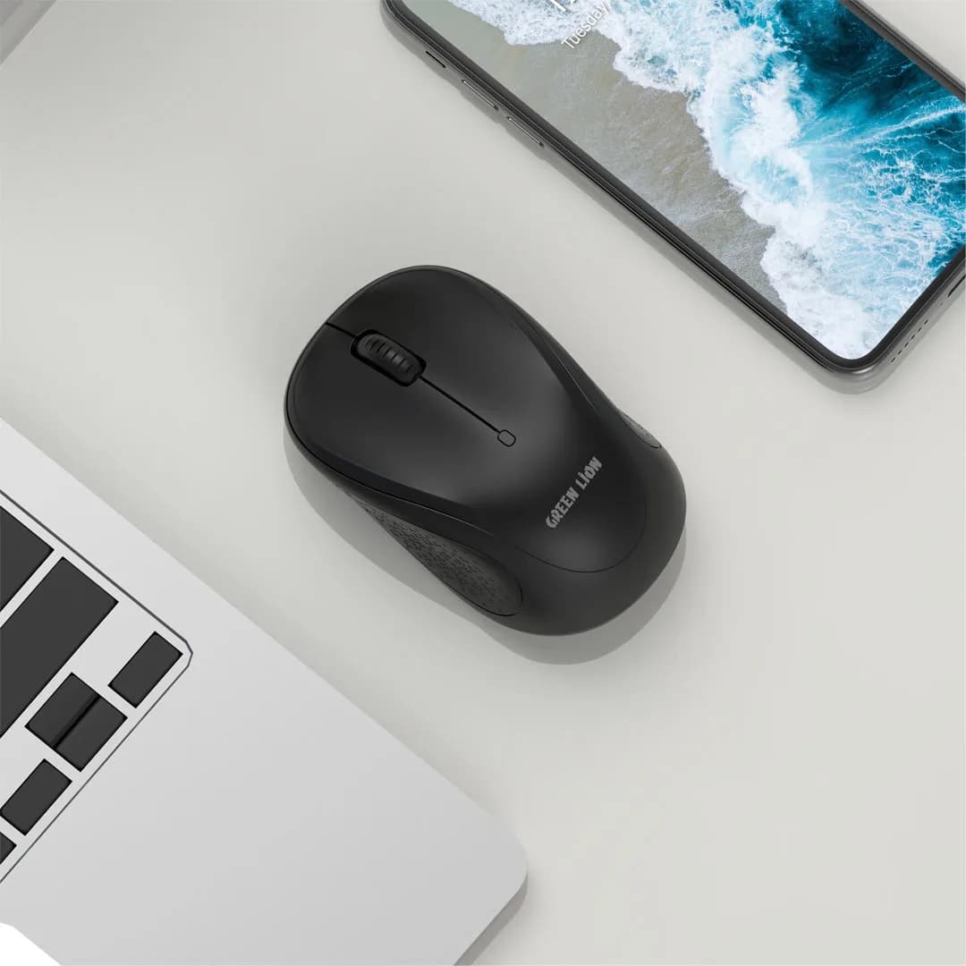 ماوس Green Lion G50 مشکی روی میز روشن، کنار گوشه یک لپ‌تاپ و یک گوشی موبایل، با پنل کناری بافت‌دار