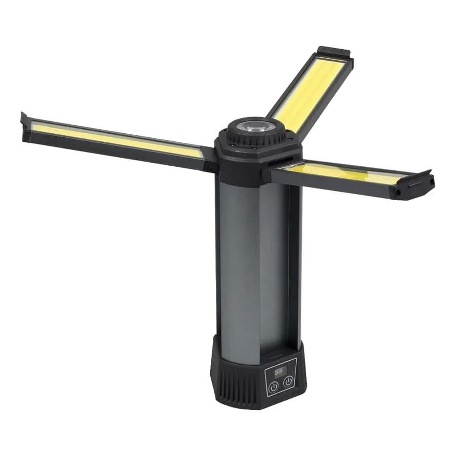 سه پنل LED چراغ کار P-50 در حالت کاملاً باز به همراه چراغ‌قوه بالای بدنه