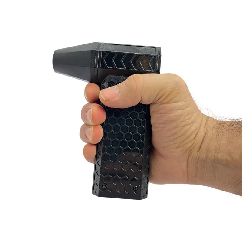 فن دمنده MDHL MD-S11 در دست کاربر؛ دسته لانه‌زنبوری ارگونومیک و اندازه جمع‌وجور دستگاه