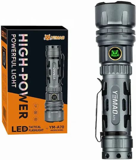 جعبه چراغ قوه LED مدل YM-A70 در کنار خود چراغ قوه با بدنه شیاردار