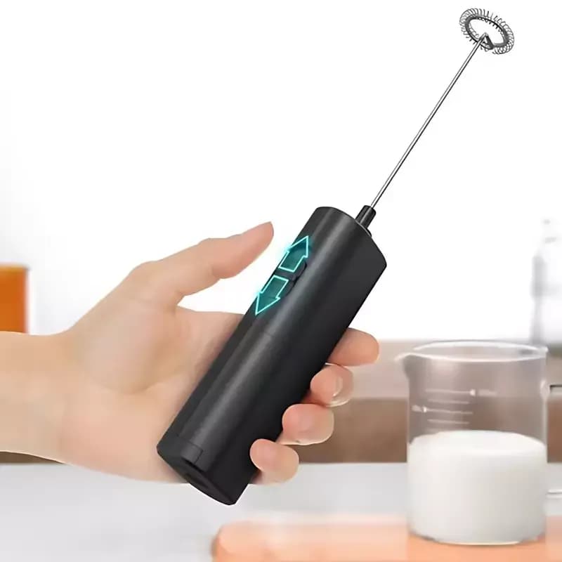 کف‌ساز شیر MDHL KJBQ-12 در دست کاربر کنار لیوان شیر روی میز آشپزخانه