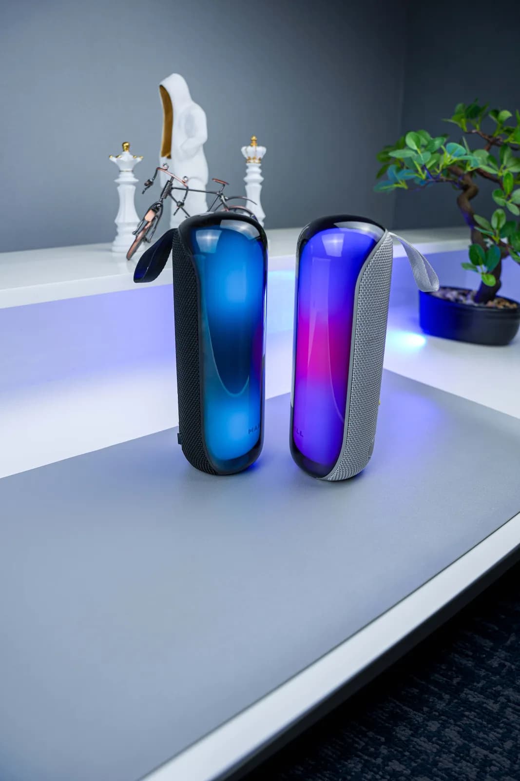 دو اسپیکر Neon Beats با نورپردازی روشن کنار هم روی میز، مناسب اتصال TWS
