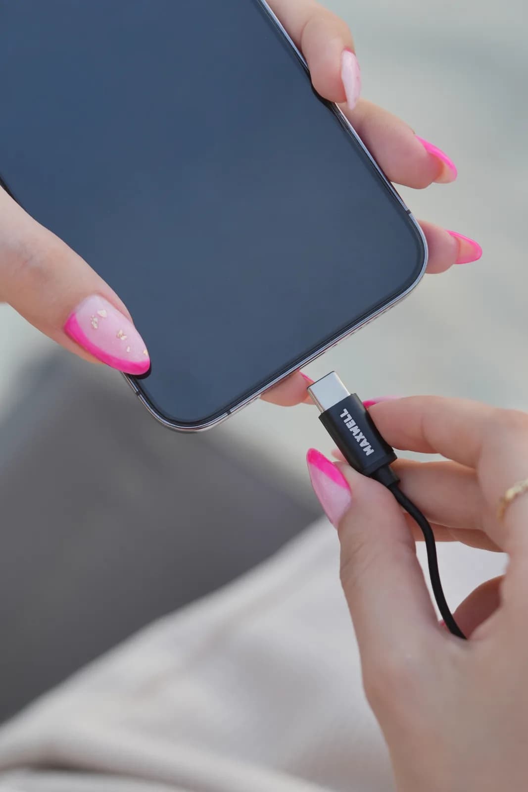 کانکتور USB-C هندزفری مکسول در حال اتصال به پورت تایپسی گوشی موبایل