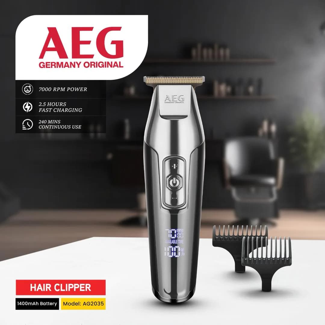 ماشین اصلاح AEG AG-2035 روی میز آرایشگاه در کنار دو شانه اصلاح، با نمایشگر روشن و درصد شارژ